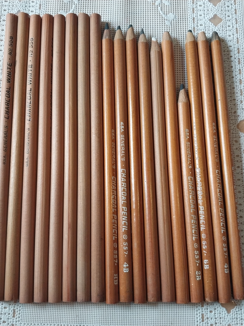 U.S.A General's 557 & 558 Black White Charcoal Drawing Pencils Lot Assorted